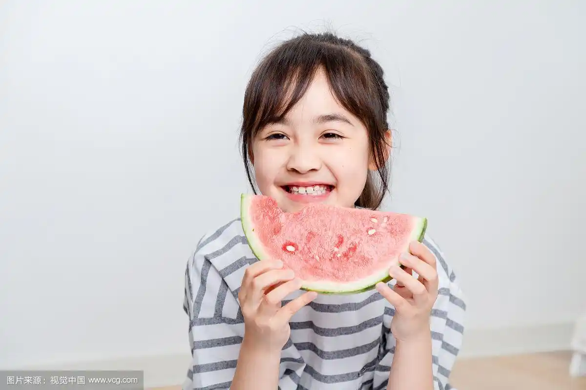 在家里吃西瓜的亚洲小女孩
