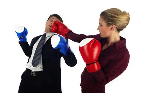 老公沙发上打老婆