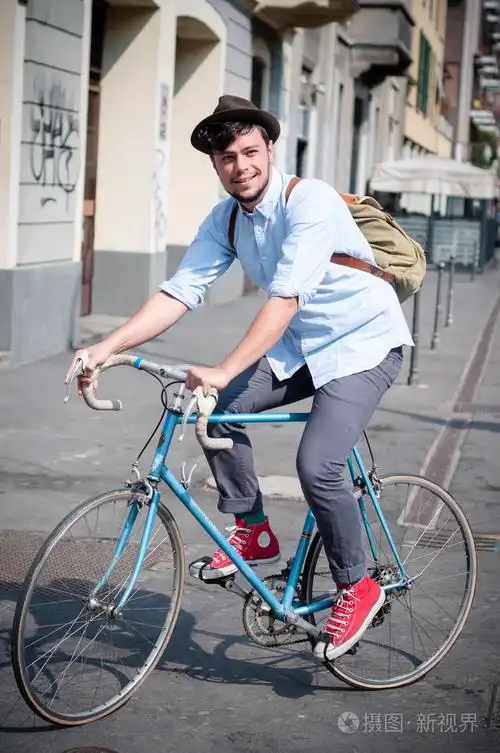 时髦年轻人骑着自行车