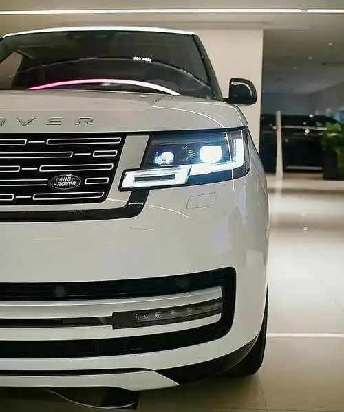 2023款全新一代路虎揽胜硬派四驱越野,车头霸气,车身运动感十足,内饰