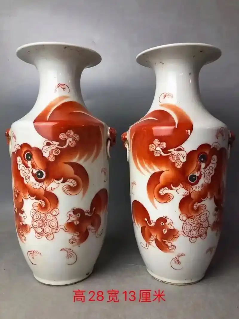 晚清矾红釉狮子纹花瓶.