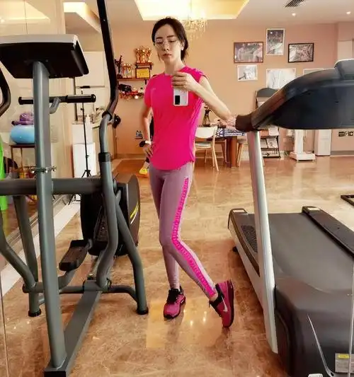 李思思自曝没办法忍受现在的自己在家呆了1年体重到了118斤