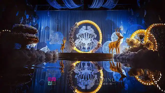 花团锦簇,散落的羽毛飘荡在空中,香槟色的灯光不失奢华,与蓝色调搭配