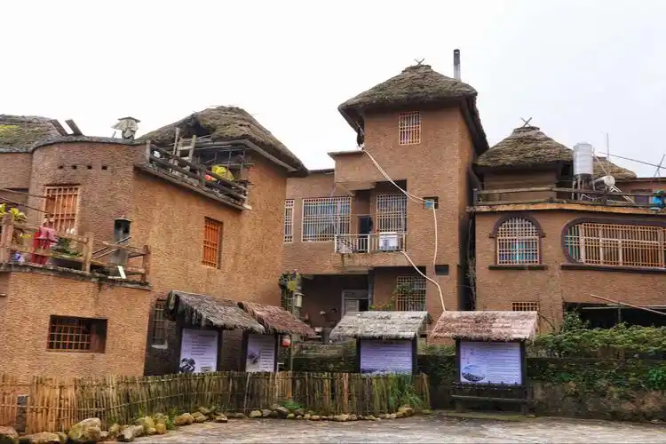 哈尼族村落的蘑菇房 - 美篇