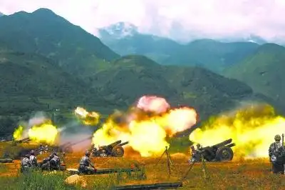 第14集团军某炮兵团官兵进行对"敌"实施炮火覆盖训练.通讯员 朱文宇摄