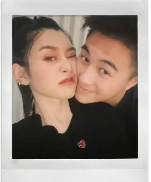 奚梦瑶晒照庆祝33岁生日 与老公何猷君贴脸合影超甜蜜_romee_照片