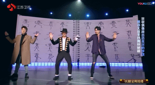 "侯佩岑惊讶地捂紧嘴巴,几位"星赏人"带领全场观众起立,为这位老人的