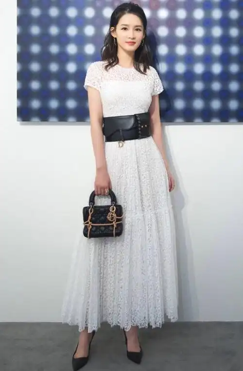 李沁穿"糙米衣"美出新高度,可看到腰上的"毒液带"后,真辣眼