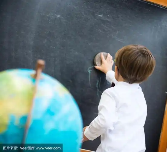 小学生在擦黑板