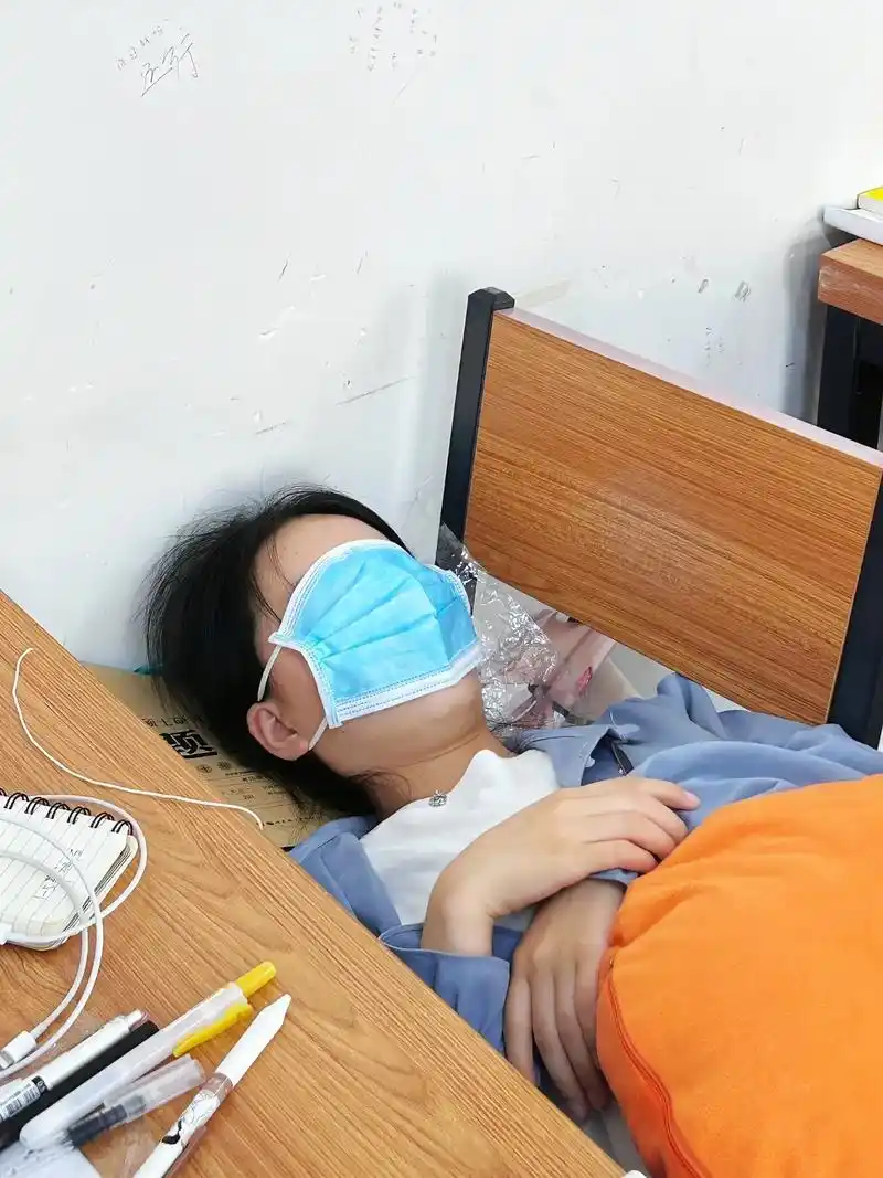 湖南10岁4年级女孩婷婷,在课堂上总是爱搞小动作,玩心