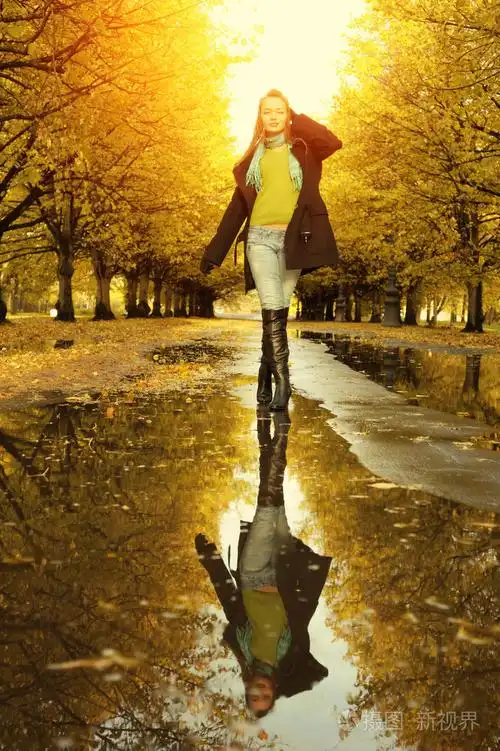 在秋天行走的女人
