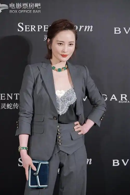 蒋勤勤一改优雅风穿灰色西装配蕾丝紧身衣短发配红唇性感迷人