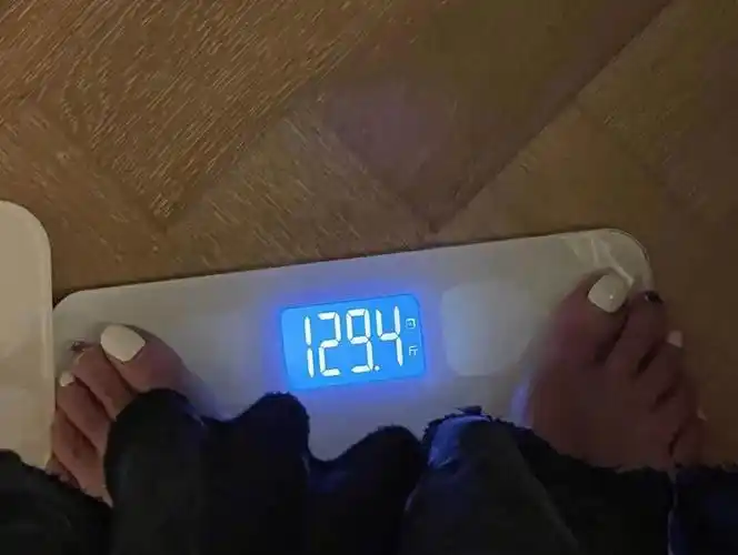 近日,周韦彤晒出一个称体重的视频,看着体重秤上128斤这个数据,周韦彤