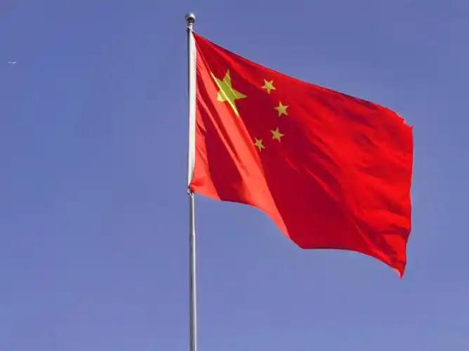 鲜艳的五星红旗和蓝蓝的天白白的云