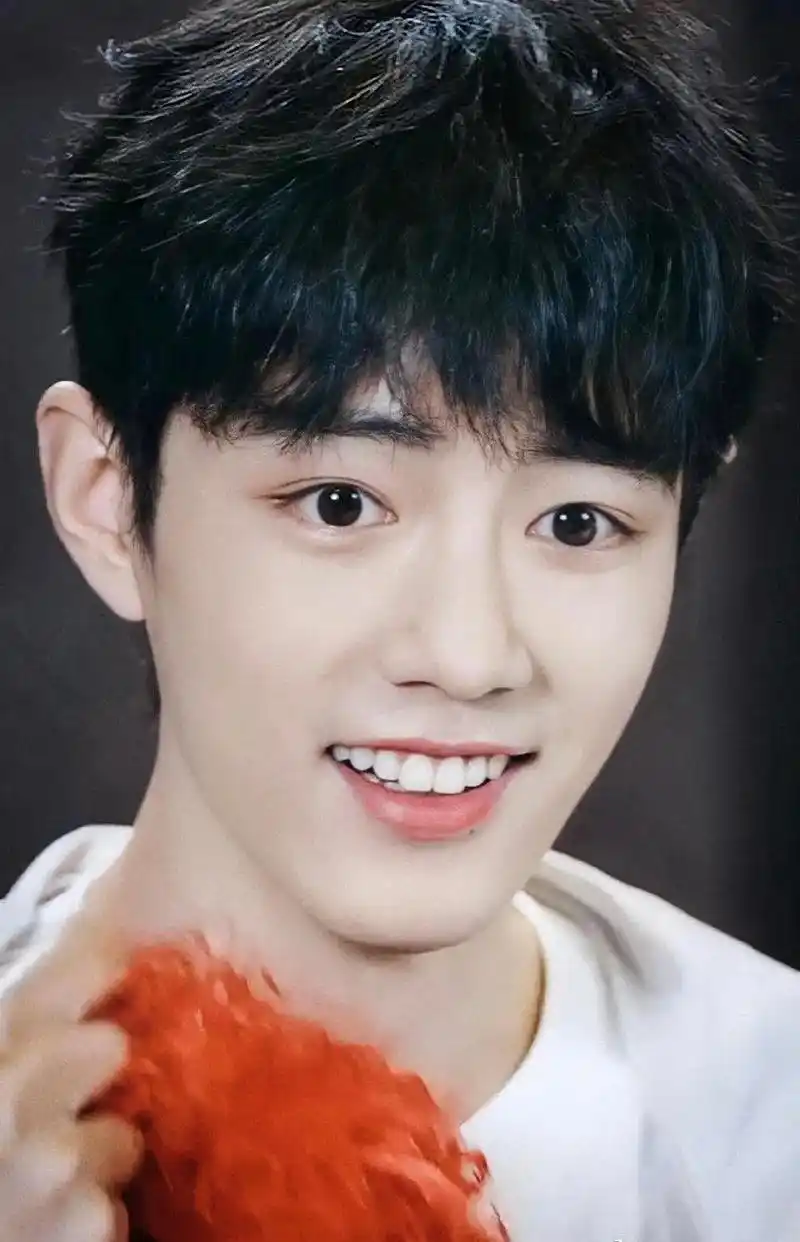 96好漂亮的眼睛啊……#肖战 #治愈系笑容 #神仙颜值 #可帅可甜