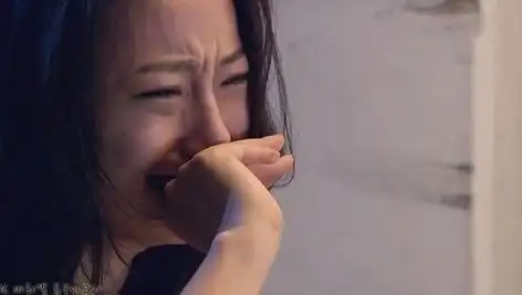 无比伤心的哭泣女生图片,代入感很强已经开始伤心了 - 伤感图片