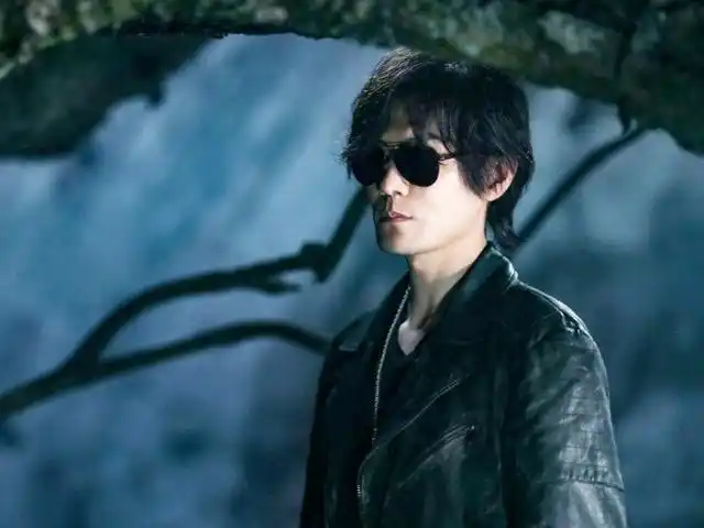 出演黑眼镜的演员跟《沙海》里的一样都是季晨.