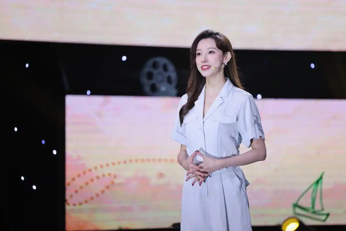 美女主持人马凡舒,身材高挑婀娜,气质优雅.