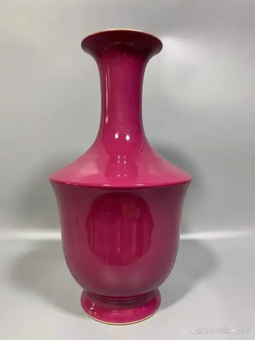 大清雍正年制的官窑瓷器,高34厘米,直径16厘米,采用胭脂红釉为主色调