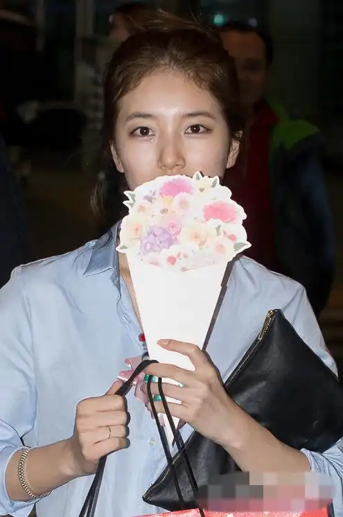 李敏镐女友秀智休闲装扮显随性娇艳红唇抢镜组图6