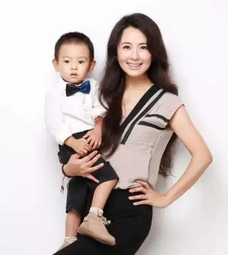 杨童舒已经43岁了,不过看了照片,还是认为她有少女的颜值,似乎经历了