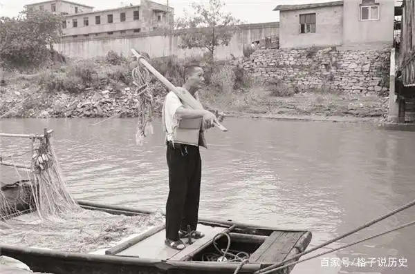 长江捞尸人,捞尸价3.6万曾一天捞13人,身上尸臭几天才能消