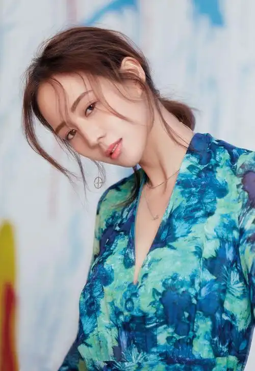 张钧甯荣登2018开年封面 完美演绎淡雅静谧风