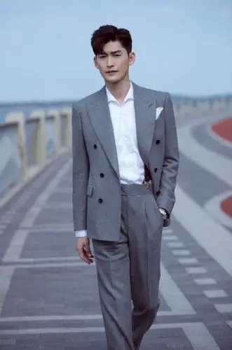 张翰开始营业了,身穿灰色西装帅气十足,至今单身真意外