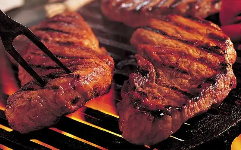 垂涎欲滴的诱人美食烧烤牛排图片桌面壁纸(2)