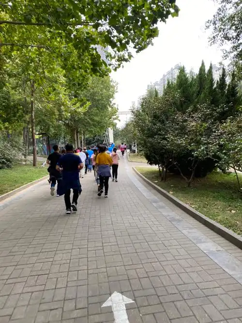 假期运动不停歇之晨跑10km07早上公园里都是大部分都是晨练的大爷