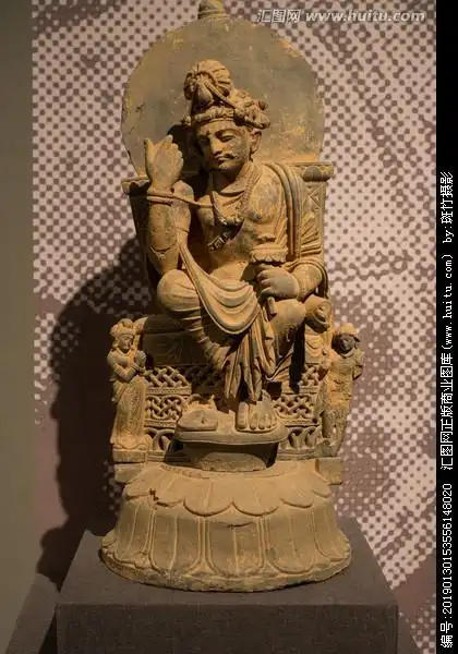 观音菩萨半跏趺坐像