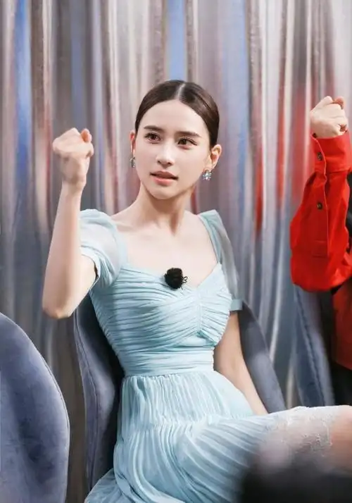 何超莲综艺大使的厨房录制花絮写真变美丽厨娘大秀厨艺