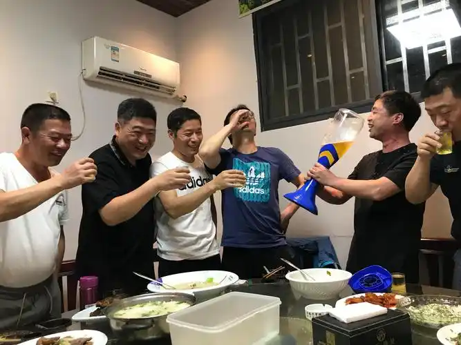 美食配美酒,兄弟们保持风格,大杯喝酒,一个不落.