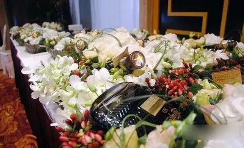 网友曝光上流社会高端酒会 衣香鬓影,酒色撩人