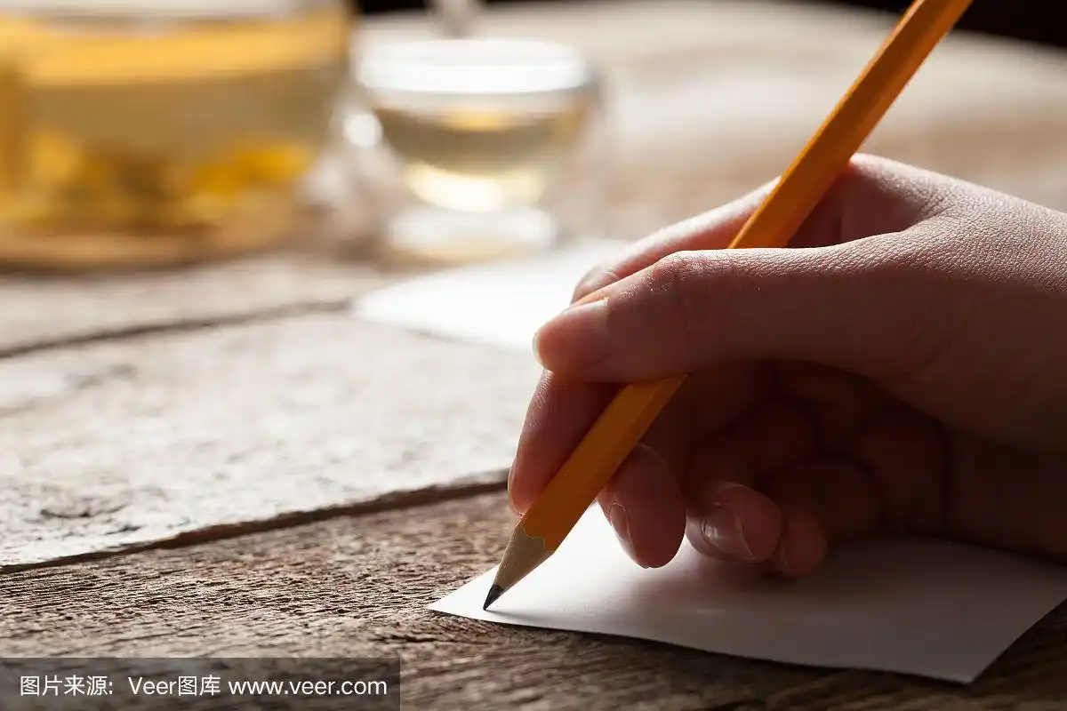 年轻女孩在一张纸上写字