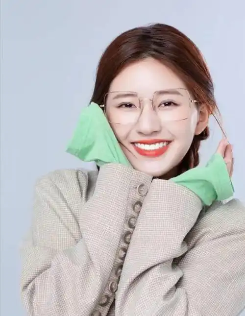 扎双马尾的赵露思好可爱穿西装裙子混搭时尚妥妥的初恋女神