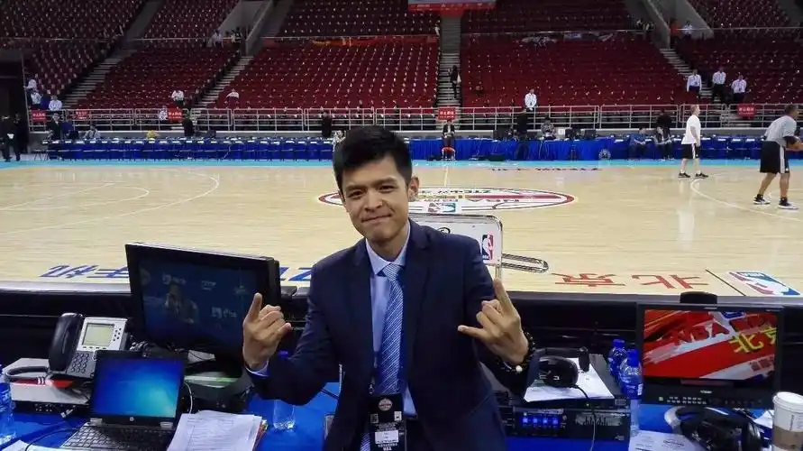 人物| 篮球解说连睿,爱喝茶的老干部style