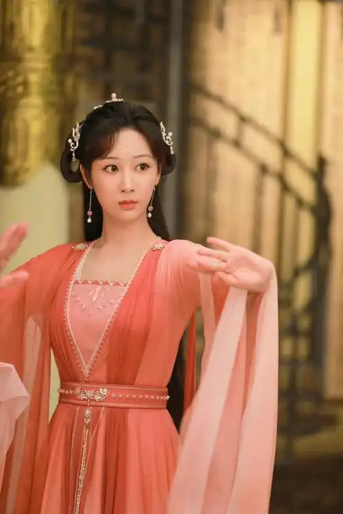 杨紫空降粉丝超话,透露国庆节回奶奶家,自称工作忙或在筹备新剧