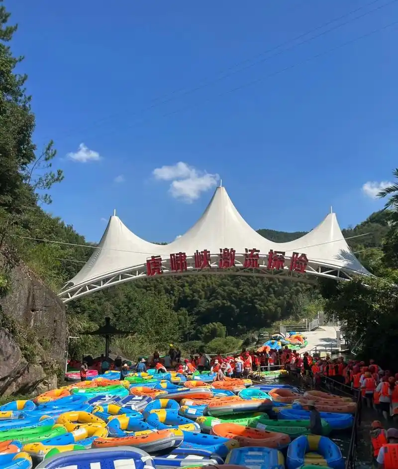 虎啸峡漂流,玩水,打水仗 99 "虎啸峡漂流"位于浙江桐庐钟山乡,是