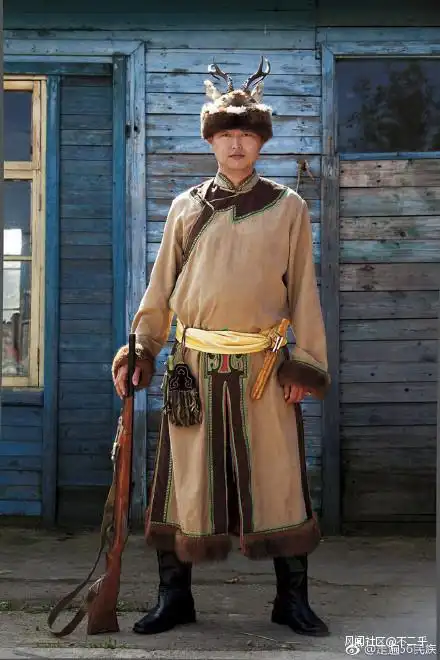 鄂伦春族人的服饰也充分显示了狩猎民族的特色.