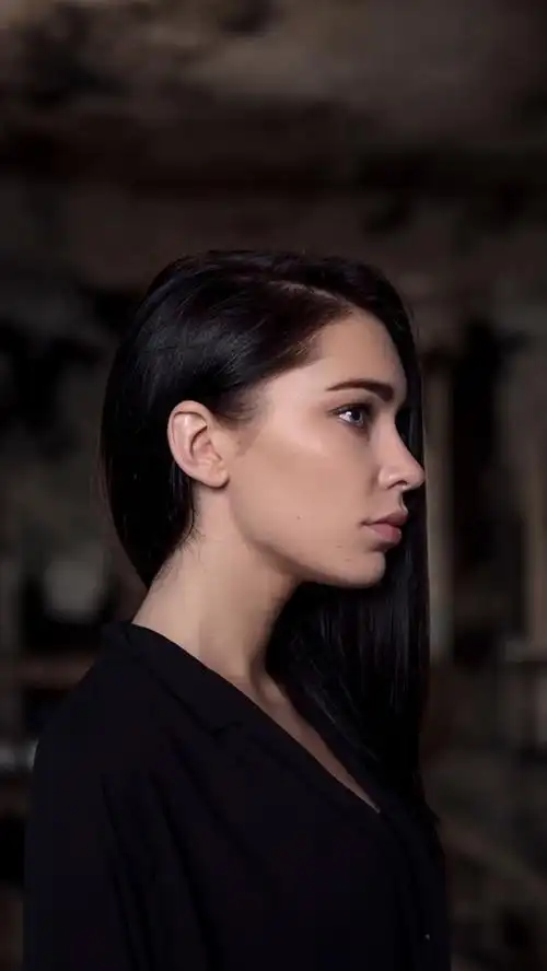 黑头发的女孩,黑色礼服,晚上