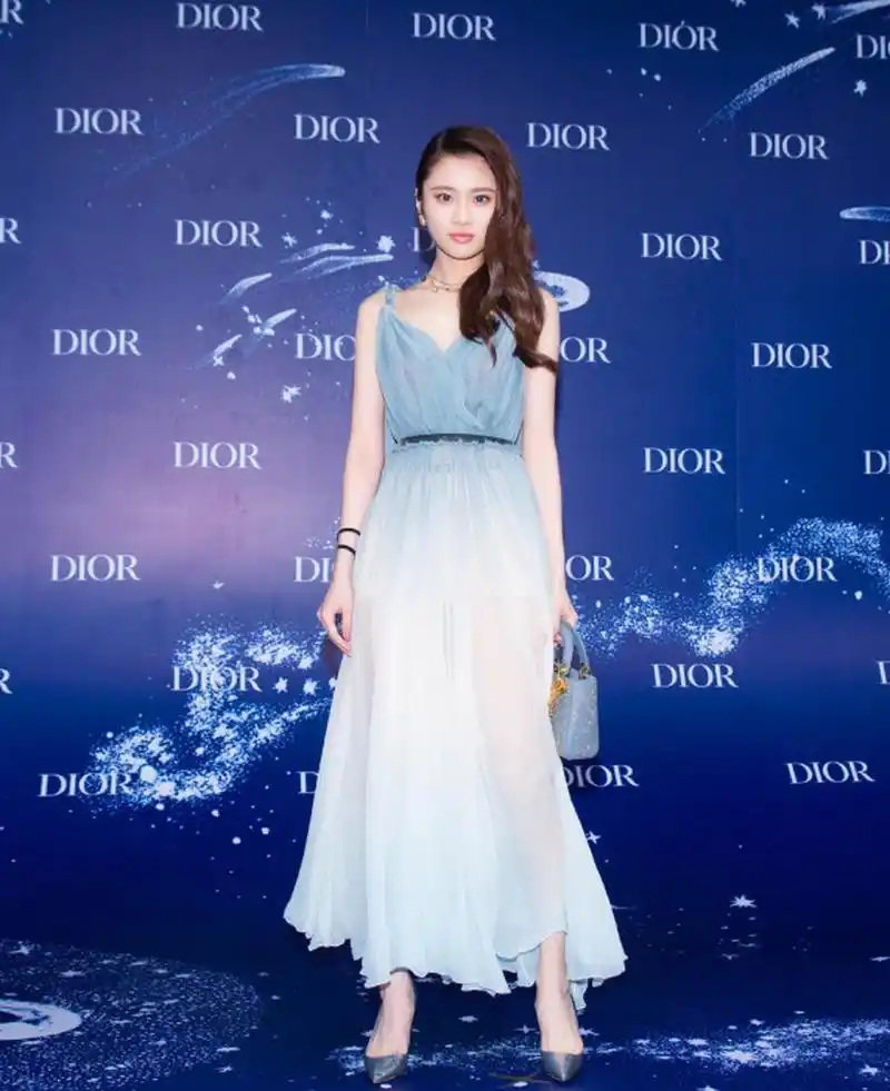 张慧雯出席活动身着薄纱吊带礼服大露香肩优雅感性