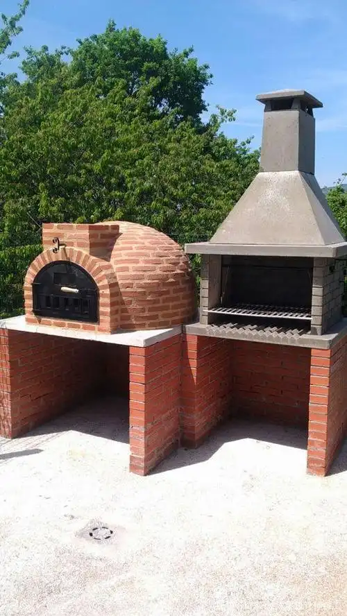 ▼院子靠边一侧砖砌露天的烧烤区,台面留大点也能放下不少东西