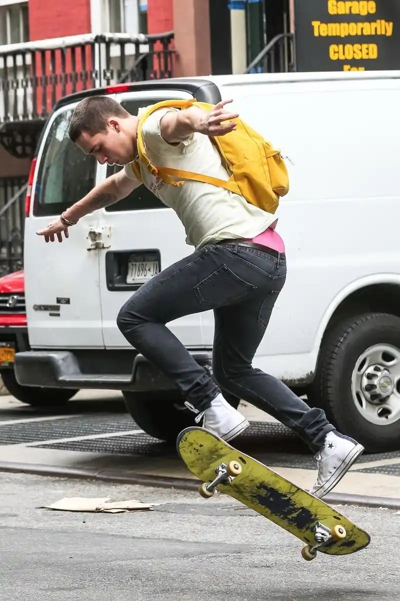 小贝长子布鲁克林街头玩滑板