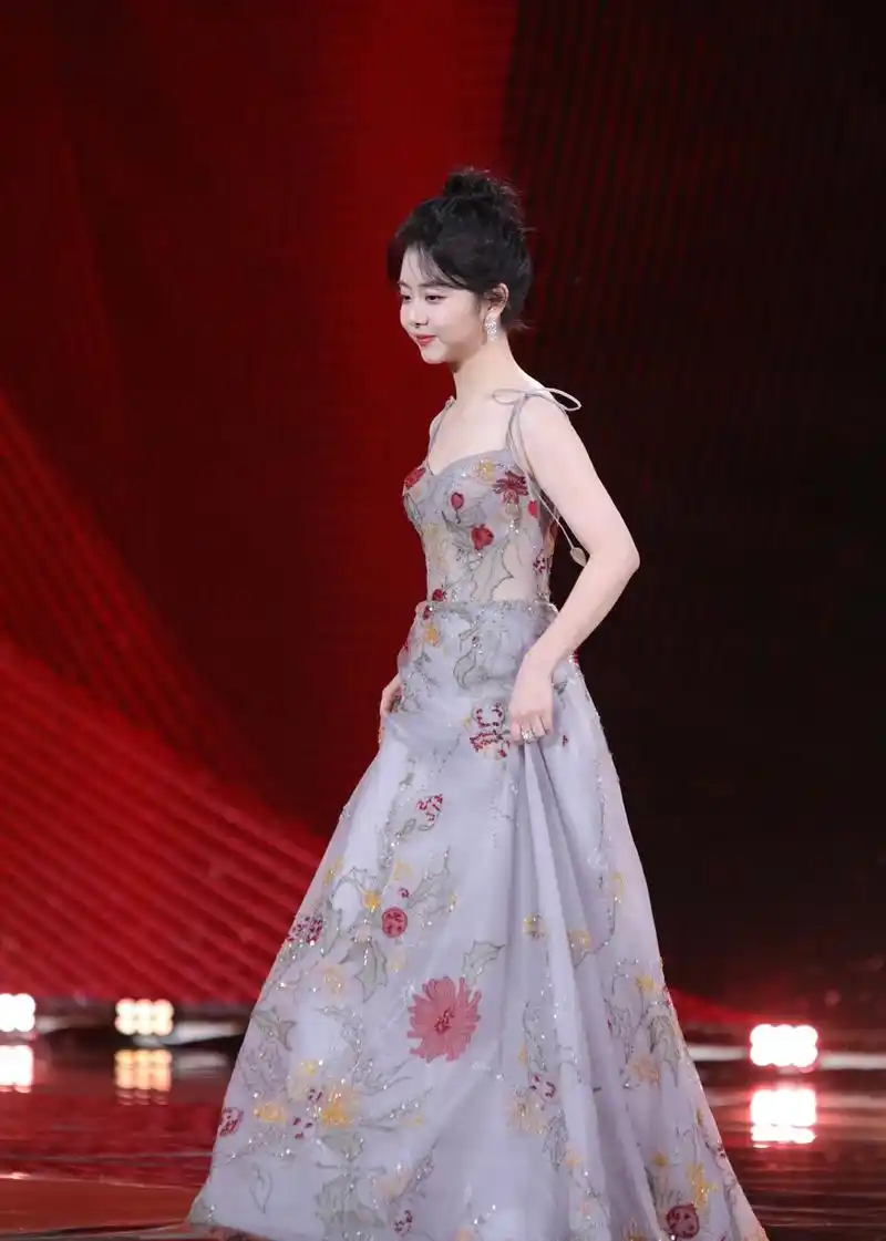 被谭松韵的红毯图"圈粉"了,原来她的"少女感"真不是吹出来的