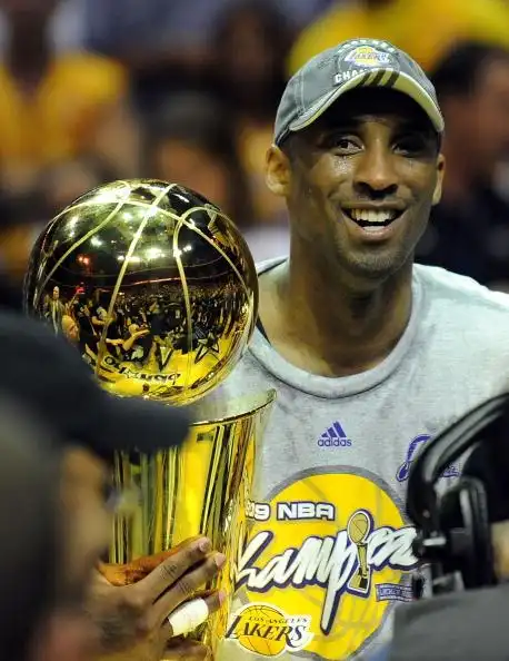 图文-湖人夺08-09赛季总冠军 科比怀抱奥布莱恩杯