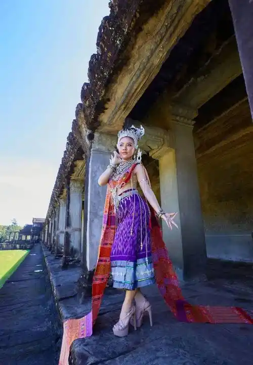 多图- 42国佳丽亮相柬埔寨吴哥窟!这抹"中国红"让人眼前一亮…_美女_