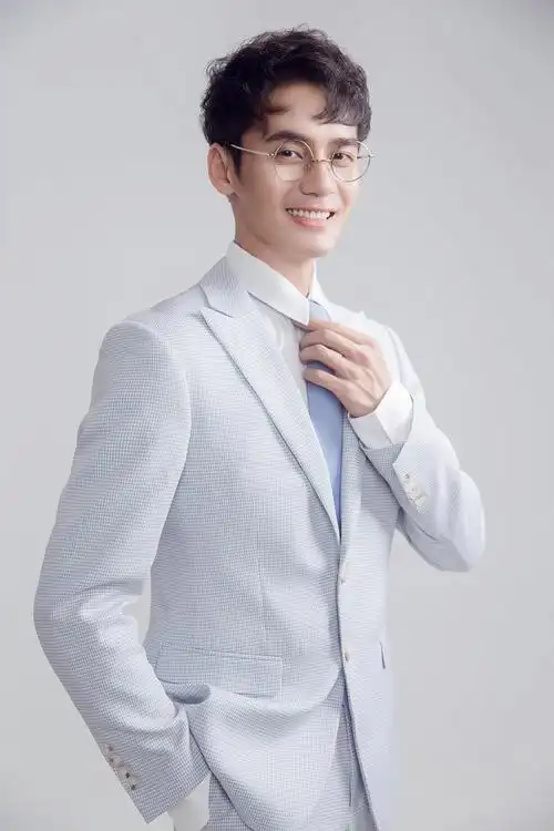 设计 拍摄背景 背景任选 成品 拍摄张数 50张 精修张数 2张 底片赠送