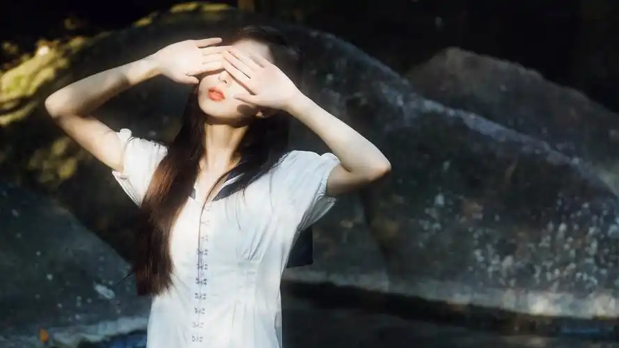 双手遮眼美女唯美壁纸