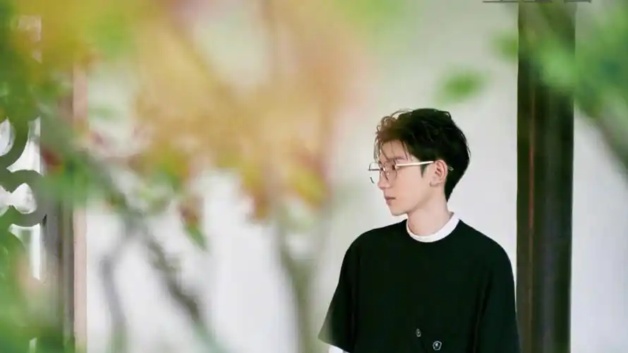 王源金丝边眼镜造型